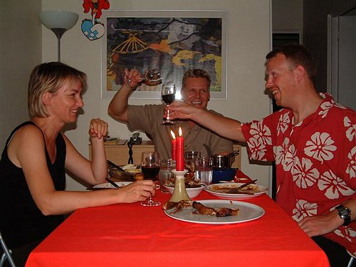 Billedet er fra jule aften og fyren i midten hedder Jesper, en af vores gode danske venner hernede.<BR>