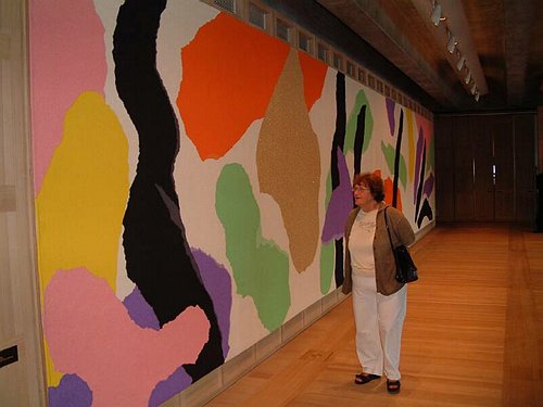 Hanne p&aring; bes&oslash;g i Opera huset. <br>J&oslash;rn Utzons ny &aring;bnede sal med et v&aelig;veri af hans datter Lin Utzon.<BR>