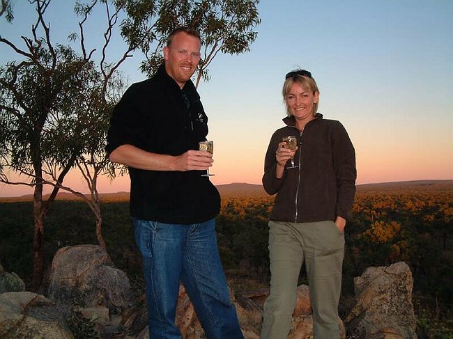  Champagne, solnedgang og en guide der ikke kunne holde k&aelig;ft - men dejligt var det og turen var en god kombination af, sport, vand, afslapning og bush.<br>N&aelig;ste oplevelser......Darwin, Bathurst, Kakadue, Kimberley, Broome og Perth :o)<BR>