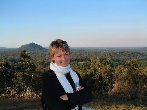 Vi afsluttede vores weekend p&aring; Sunshine Coast i et omr&aring;de der hedder Glasshouse Mountains.....ikke s&aelig;rligt meget at komme efter her, men udsigten fejlede ikke noget.<BR>
